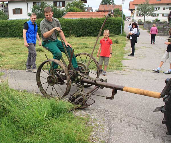 Hinten dran :Pferdemähmachine der FA Krupp Antrieb übers Rad  