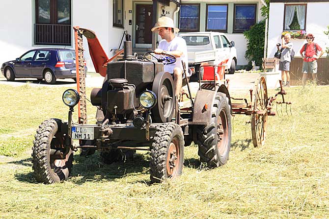 Gabelheuwender Fa. Fahr WD6K mit 6 Gabeln, Antrieb übers Rad mit Kramer Verdampfer mit Güldner GW20 Motor 20PS 1500 Umdrehungen, Typ : K18 BJ. 1941,