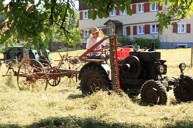 Gabelheuwender Fa. Fahr WD6K mit 6 Gabeln, Antrieb übers Rad mit Kramer Verdampfer mit Güldner GW20 Motor 20PS 1500 Umdrehungen, Typ : K18 BJ. 1941,