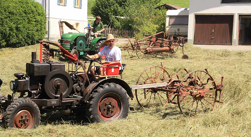 Gabelheuwender Fa. Fahr WD6K mit 6 Gabeln, Antrieb übers Rad mit Kramer Verdampfer mit Güldner GW20 Motor 20PS 1500 Umdrehungen, Typ : K18 BJ. 1941,