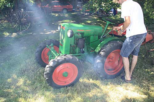 Starten eines umgebauten Einachsers Holder EDII Baujahr 1952 Besonderheit: 1 Zylinder-2-Takt Diesel, mit einem 10PS Fichtel & Sachs Motor