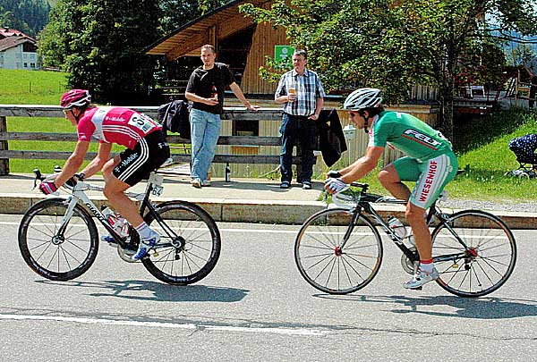 Der Allgäuer und sein Nationalgetränk - Meckatzer Weiß-Gold oder Weizen - kann man nicht genau erkennen - Oberjoch 2007