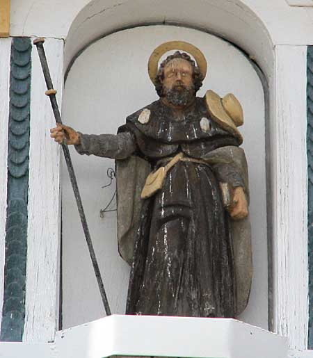 Dieser Heilige ist St.Jacob und steht für den Jacobs Weg der hier direkt vorbeiführt. Den Hut hat er abgenommen, damit man sein Heiligenschein sehen kann
