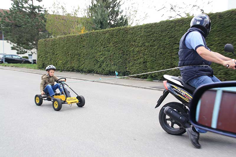 Papa mit Helm und Strick um den Bauch gebunden Das Kettcar Race Team - das war eine Fuhre!