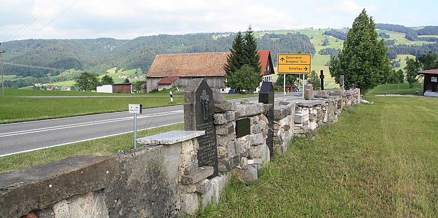 Spolien - zur ausführlicherne  Erklärung bitte klicken -  sind Bauteile und andere Überreste wie Teile von Reliefs oder Skulpturen, Friese und Architravsteine, Säulen- oder Kapitellreste, die aus Bauten älterer Kulturen stammen und in neuen Bauwerken wiederverwendet werden.