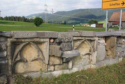 Spolienmauer, in die Bauteile, Blöcke von grossen Grabmonumenten und Grabsteine in zweiter Verwendung eingemauert wurden