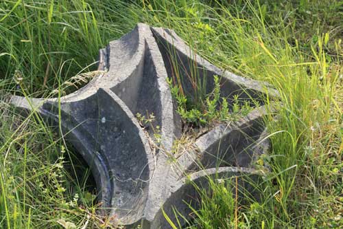 Spolienmauer, in die Bauteile, Blöcke von grossen Grabmonumenten und Grabsteine in zweiter Verwendung eingemauert wurden