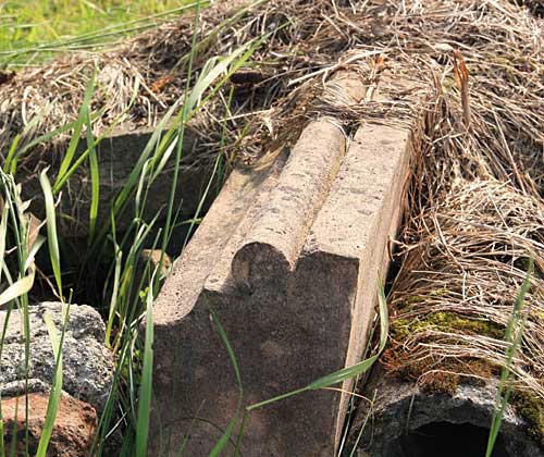 Spolienmauer, in die Bauteile, Blöcke von grossen Grabmonumenten und Grabsteine in zweiter Verwendung eingemauert wurden