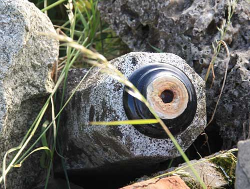 Spolienmauer, in die Bauteile, Blöcke von grossen Grabmonumenten und Grabsteine in zweiter Verwendung eingemauert wurden