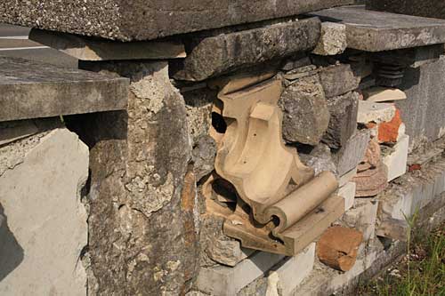 Spolienmauer, in die Bauteile, Blöcke von grossen Grabmonumenten und Grabsteine in zweiter Verwendung eingemauert wurden