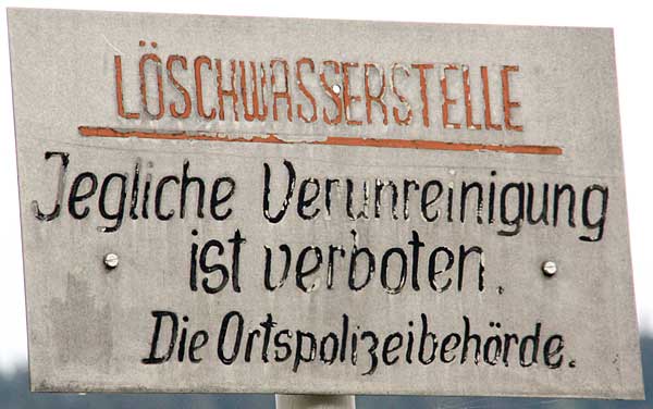 Dieses Schild wurde 1984 in der Wiese gefunden mit viel Humor gepflegt und wieder aufgestellt.