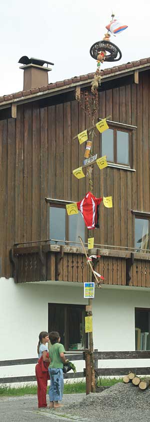 diese Kinder stehen etwas ratlos davor, was das soll - Bitte klicken