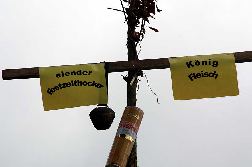 Früher, als es noch nicht an jeder Ecke im Allgäu ein Wegkreuz gab, war es üblich, den Herrgott mit einer Ehrbezeigung zu grüssen. Dazu hat es keiner Aufforderung gebraucht.