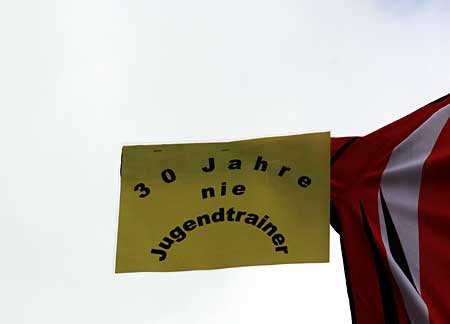 Früher, als es noch nicht an jeder Ecke im Allgäu ein Wegkreuz gab, war es üblich, den Herrgott mit einer Ehrbezeigung zu grüssen. Dazu hat es keiner Aufforderung gebraucht.