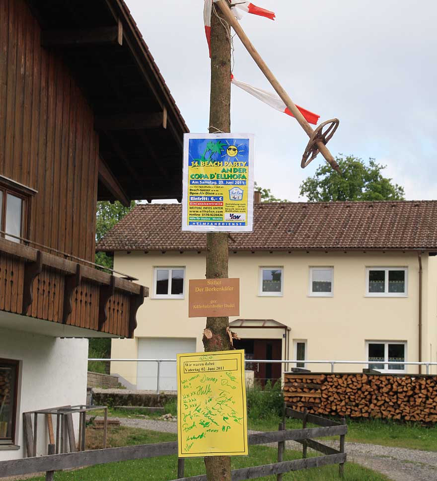 Früher, als es noch nicht an jeder Ecke im Allgäu ein Wegkreuz gab, war es üblich, den Herrgott mit einer Ehrbezeigung zu grüssen. Dazu hat es keiner Aufforderung gebraucht.