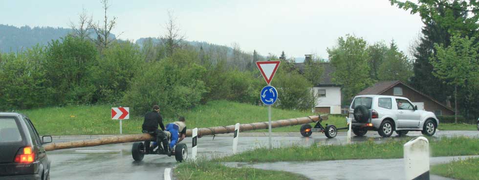 Maibaumklau mit modernen Mitteln - Traktoren konnte man noch einholen, die Burschen nicht mehr - Spitzengeschwindigkeit 100 km/h 