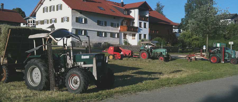 links vorne: Kramer 514 Allrad Bj. 1971 mit Gummiwagen der Firma Hohenegger/ Brey Bj. 1951; mitte : Kramer KL350 Ps 35 mit Heuballenpresse Welger AP 41; rechts: Kramer K12 TH BJ 1950 mit Kreiselheuer(4er Kreisler) der Firma Fahr Bildautor: Manuel Neff & Markus Wagner