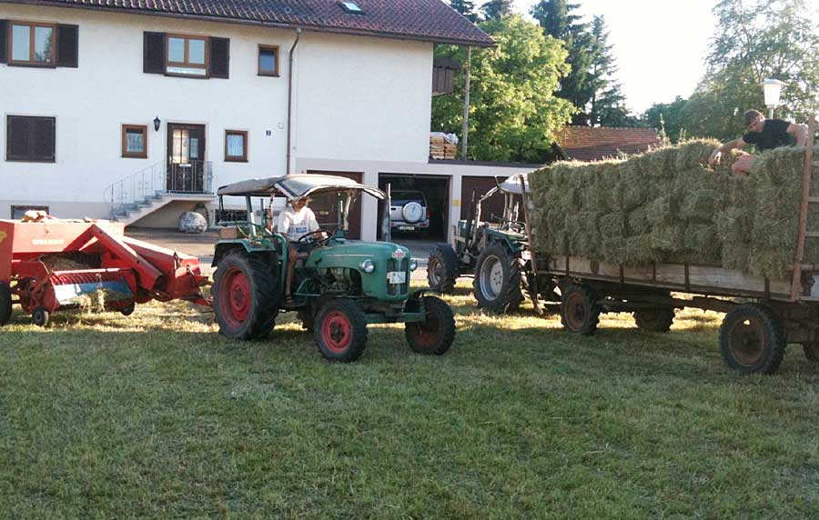 Kramer KL350 Ps 35 mit Heuballenpresse Welger AP 41 und Kramer 514 Allrad Bj. 1971 mit Gummiwagen der Firma Hohenegger/ Brey Bj. 1951  Bildautor: Manuel Neff & Markus Wagner