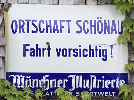2011 - Sch&ouml;nau bei Gr&uuml;nenbach -fr&uuml;her, wo es nur selten Schilder gab, war dieser Wegweiser gut sichtbar, aber heute...... geht er in der Flut unter