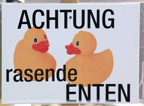 Achtung "Rasende Enten" in Aich - hier sollen die Autofahrer zum langsam fahren bewegt werden wegen spielenden Kinder