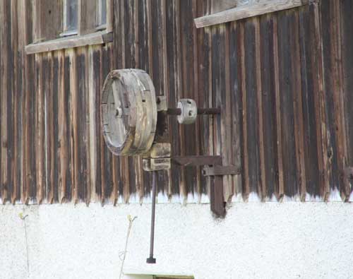 Hirschbergsau - fast vollständig erhaltener Riementrieb nit Geräten aus der Landwirtschaft