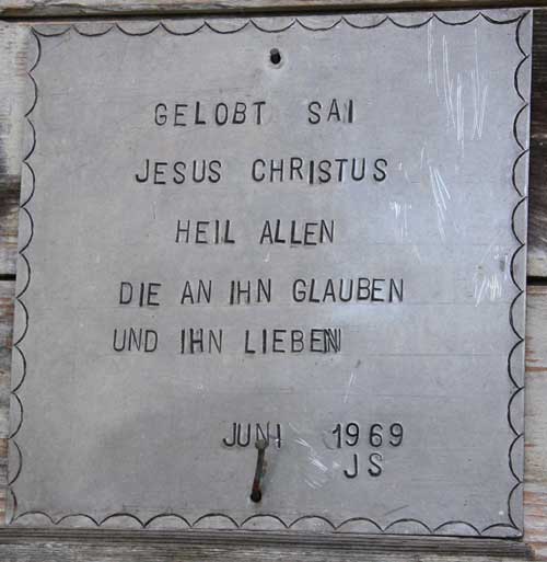 Früher, als es noch nicht an jeder Ecke im Allgäu ein Wegkreuz gab, war es üblich, den Herrgott mit einer Ehrbezeigung zu grüssen. Dazu hat es keiner Aufforderung gebraucht.