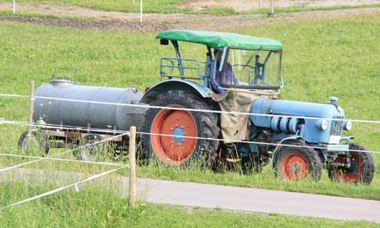 Heimenkirch 2011 - etwas unglückliches Größenverhältniss zwische Traktor und Wasserwagen