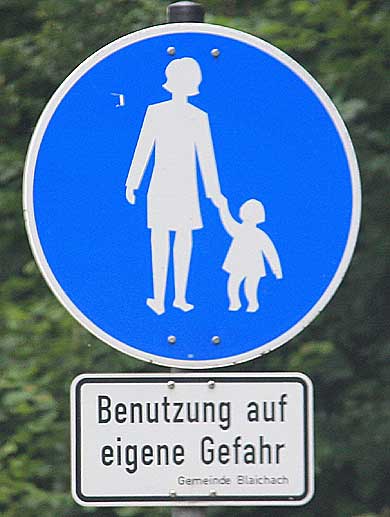 Benutzung der Mutter auf eigene Gefahr, liebe Kinder! Blaichach 2011 - hier wird vor Gefahren am Berg gewarnt 