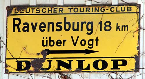 2011 Karsee zw. Wangen und Ravensburg - früher, wo es nur selten Schilder gab, war dieser Wegweiser gut sichtbar, aber heute...... geht er in der Flut unter
