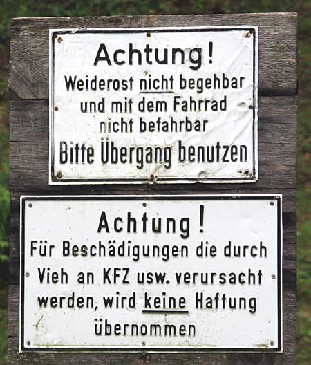 Ein Weiderost ist so beschaffen, dass sich freilaufende Kühe da nicht darüber wagen. Der Abstand ist so groß, dass Wanderer aber auch nicht durchfallen können.