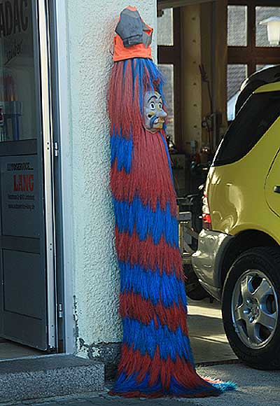 Werbung zur Faschingszeit - Allgäuer Maskenträger an der Waschstrasse in Lindenberg