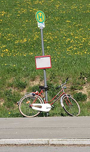 P + R Parkplatz für den ÖPNV im Allgäu - Ebratshofen 2012 - das Fahrrad ist nicht abgeschlossen