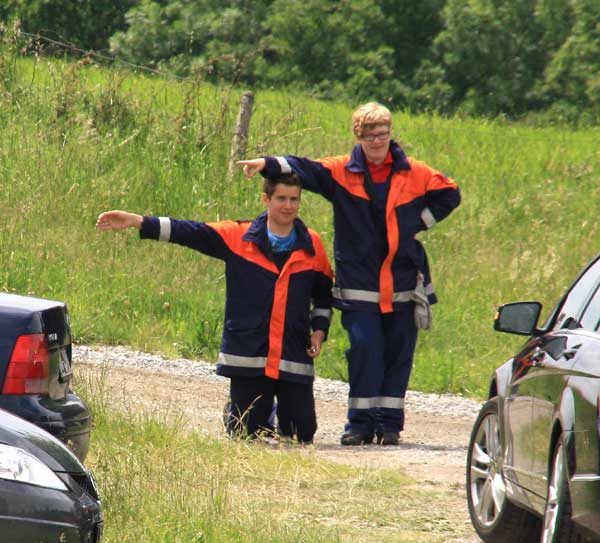 Verkehrsregelung auf einem Parkplatz - Feuerwehrler stützen sich bis zum umfallen im Einsatz, das ist wahre Kameradschaft!