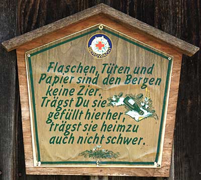 Flaschen, Tüten und Papier sind den Bergen keine Zier. Tfägst Du sie gefüllt hierher, trägst sie heimzu auch nicht schwer - Alpe Neugreuth Oberstaufen