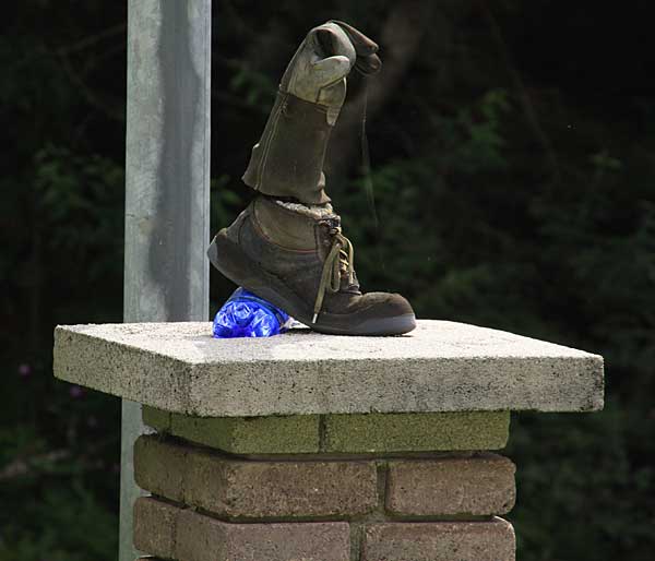 Denkmal des tapferen Wandersmann in Tirol - am Eingang zur Höhenbachschlucht in Holzgau mit der Fusssgängerbrücke