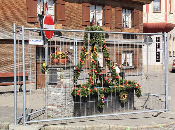 Ostereier Diebe in HK? Da hat der Bauhof den Osterbrunnen vorStrassen-Bauarbeiten geschützt, damit der Brunnen nicht wieder renoviert werden muss wie vor 6 Monaten geschehen beim Bau des Bahnhaltes - streng nach Baurecht - Bild bitte anklicken