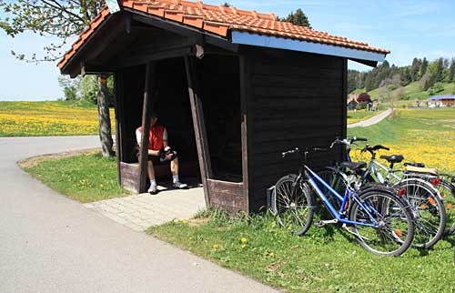 Mauerhöfen, ÖPNV Wartehäuschen mit Fahradständer, kein Fahrrad ist abgeschlossen