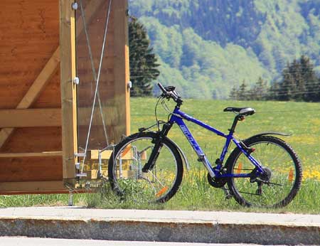 ÖPNV Wartehäuschen in Maierhöfen, das Mountaibike ist abgesichert, das einzige, was ich gefunden habe