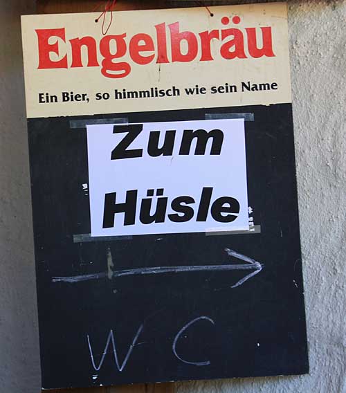 im KWT heisst zum Hüsle - auf's WC