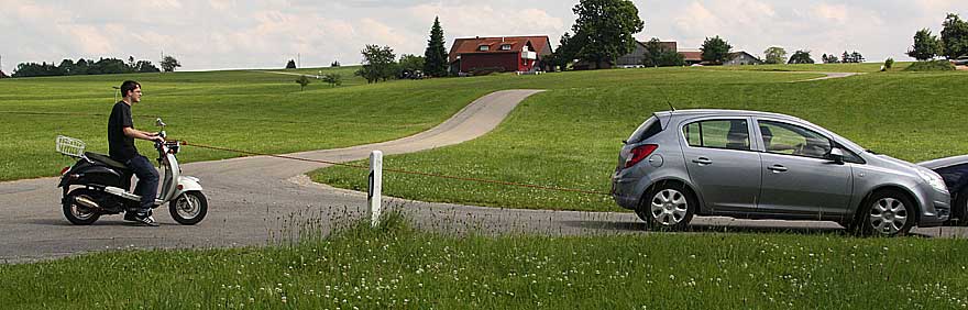 Die Polizei kam zufällig vorbei und hat es verboten. Seil wurde eingepackt, Polizei ist davongefahren und weiter ging es - so schleppt man ein Moped richtig ab? Mit einem Bergseil und Warnblinker