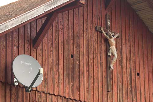 Werbung zur Faschingszeit - Allgäuer Maskenträger an der Waschstrasse in Lindenberg