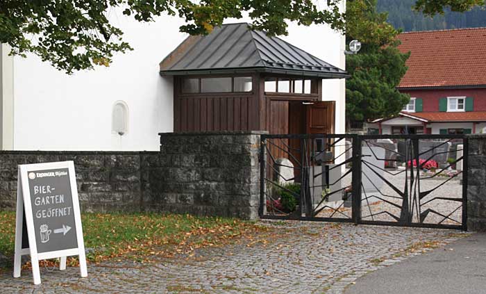 Ortsmitte Maierhöfen an der Hauptstrasse - Totenruhe ist eigentlich Ruhe und nicht Weg zur Gaststätte