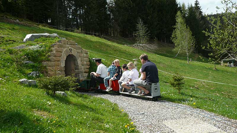 Hier klicken -> 5 Zoll Spur mit Tunnel, Kehren und großer Streckenführung auf dem Bendehof in Blaichach, Bighlerdorf.