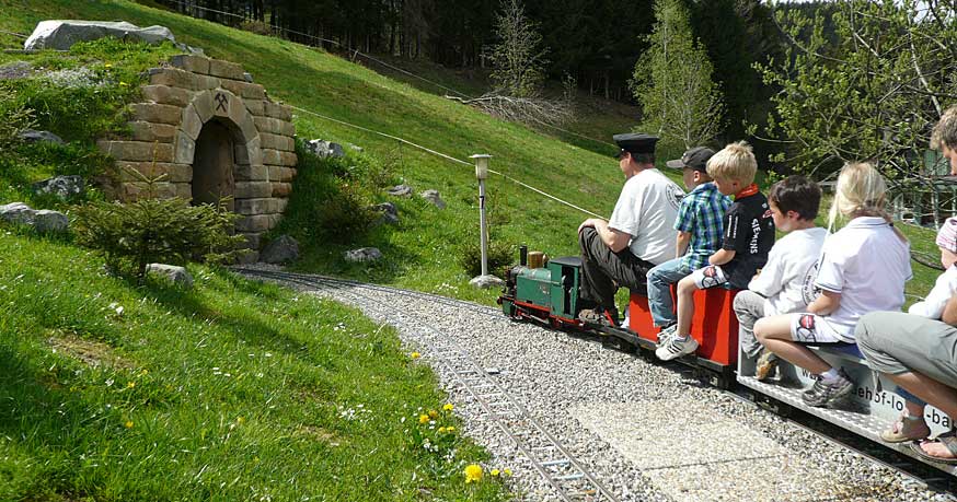 Tunneleinfahrt mit Besuchern 2013 und Eingewachsen 2020