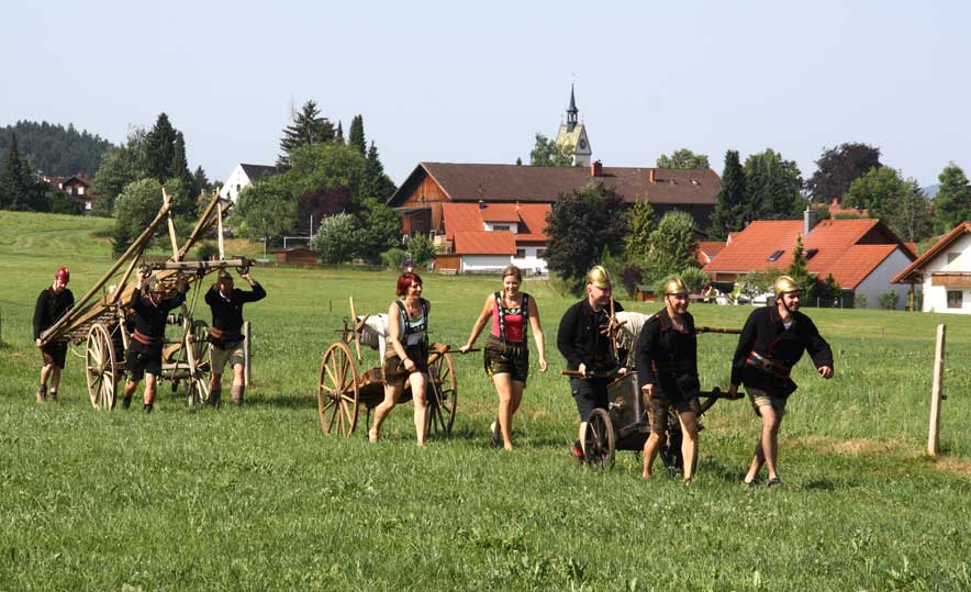 Der Verband aus Ellhofen kommt mit Leiter, Pumpe und Schlauchwagen. Bild bitte anklicken.