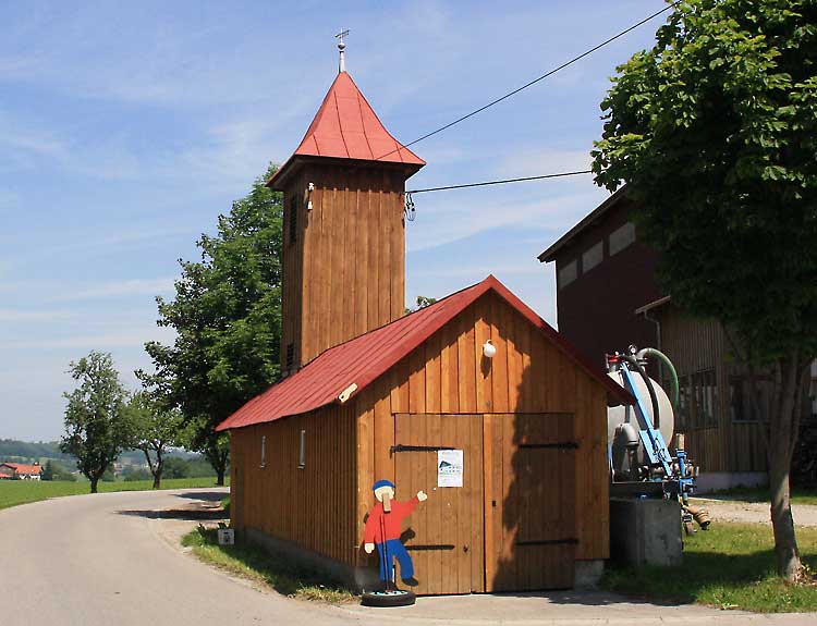 Ein Feuerhaus für ein Einsatzfahrzeug mit großem Schlauchturm in Sellthüren