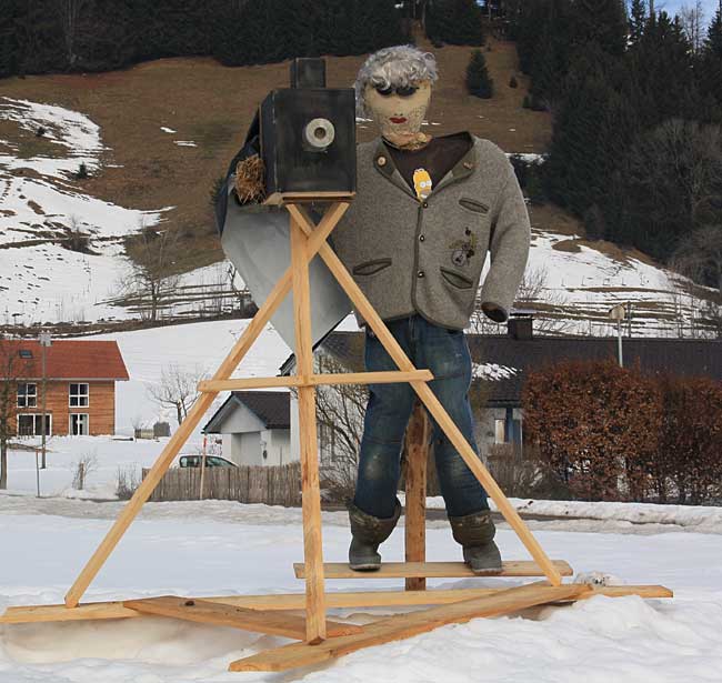 Zwischen Siebratshofen und Seltmanns steht dieser Fotograf und will die Landschaft ablichten. Es sit Bernhard Wiedemann