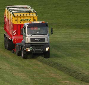 LKW umgebaut zu einem Traktor mit Zapfwelle - sehr eigene Ansicht