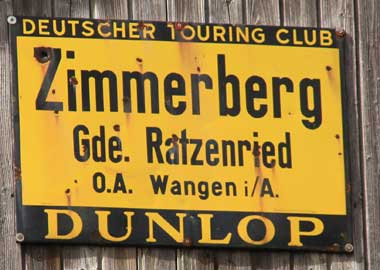 Zimmerberg / Ratzenried - die alten Ortsschilder vom Deutschen Touring Club finet man überall noch, manchmal gut versteckt. Einigen Beispiele: