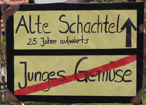 Schachtelfest im Allgäu - In der Nacht zu ihrem 25. Geburtstag wird die  junge Damer zur „alten Schachtel“. Als äußeres Zeichen dieser „Würde“ wird ihr Haus oder ihre Wohnung von ihren mit fühlenden Freunden mit leeren Schachteln dekoriert. Wenn sie Pech und sehr fleißige Freunde hat, findet sie an ihrem Geburtstag ihre ganze Wohnung voller Schachteln vor.